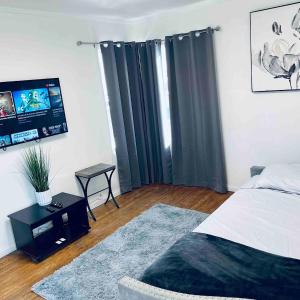 Beautiful private upstairs studio - USC, LAX, SOFI