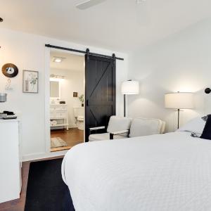 Walkable Studio on Historic Hammondsport Property!