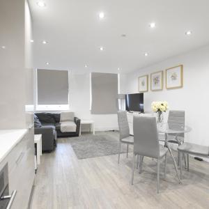 Modern 2 Bed in Stratford, London with Wi-Fi & Sleeps 5