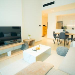 Luxury 2 bedroom Unit, Prime Location