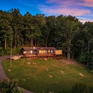 Honeybear Hideaways - Pet Friendly Cozy Cabin with Hot Tub, Fire Pit, and Game Room