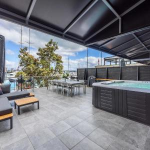 Stunning Viaduct Apartment w Harbour views, Spa Pool and FREE Parking