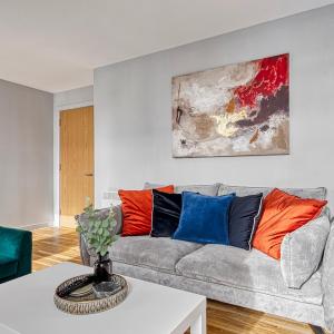 Modern Bright Apartment Media City Pass the Keys