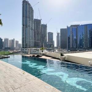 Bay's Edge, Luxury Canal View 2BR in Business Bay