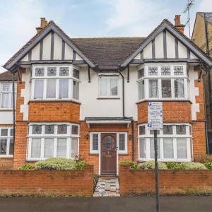 Spacious 5BR Home, Parking, Walk to Windsor - By Tempstay