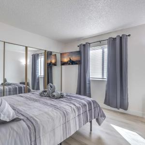 Modern Comfort Near Vegas Attractions! Sleeps 6!