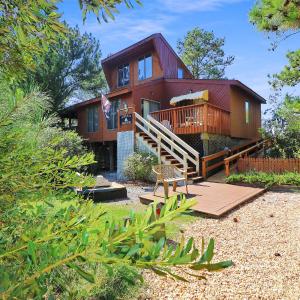 Admiral Benbow - contemporary home with shared boat ramp