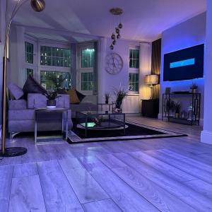 Lush Jacuzzi Apartment 2 Bedrooms with Balcony & Parking