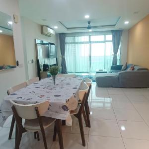 Sky Loft Premium Bukit Indah with Garden View & Nflix HBO A30