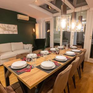 Munich Large Apartment 155 qm and 5 Bedrooms with Roof Terrace in centrally located 1 to 14 Guests