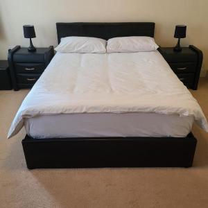 1 Bed Flat - Sleeps 4 - Parking - Wifi
