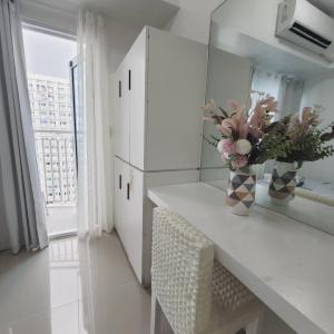 Overlooking City View Suite at Lynz staycation