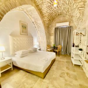 Christian Quarter Studio I
