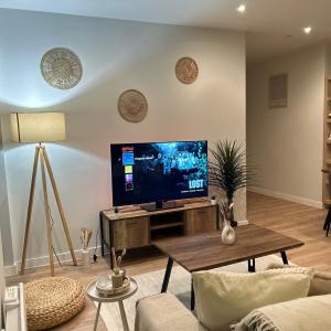 Spacious Central Apartment Terrace Gym Free Parking