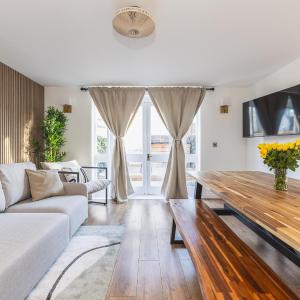 Arte Stays Serviced Houses Stratford - 3 Bedrooms 2 Bathrooms Houses London, Stratford, Maryland, Free Parking, Garden, Weekly or Monthly Stays - up to 8 guests