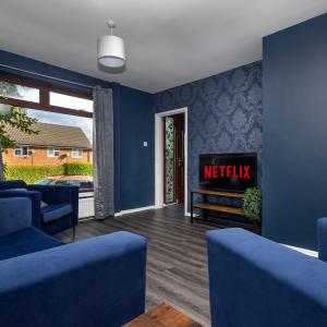 Newhall by Alt-Stay Leeds 3 Bed Home Contractor and Relocation Accommodation with Fully Equipped Kitchen, Laundry, Parking, Garden, Smart TV and Wi Fi - Long Stay Ready with Weekly and Monthly Rates