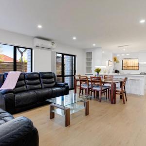 Spacious Modern Home near Airport and Manukau City