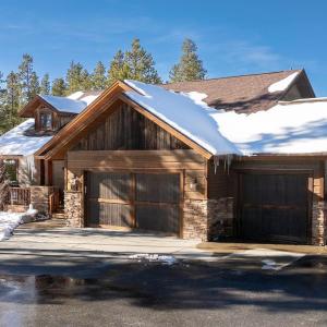 Wagon Ranch Ultimate Retreat with Hot Tub