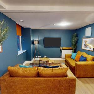 3BR, song lyrics theme, self check-in