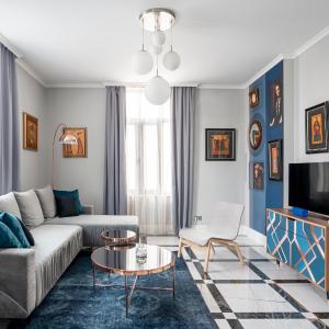 Landmark Luxe 2BR Apt with Parking