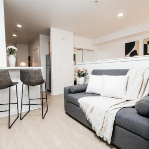 Seaside Serenity - Chic Santa Monica Studio