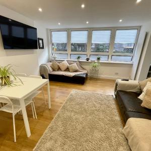 Newley Refurbished 2-Bed Only Minutes from London's Attractions