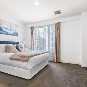 City Getaway 1BR Apt w Pool & Gym I Zodiak Stays
