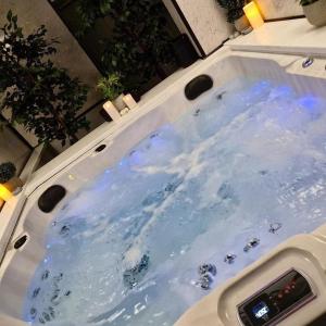 Exotic Jacuzzi Apartment with Balcony and Parking