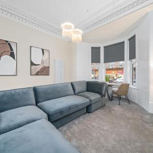 Large 4 Bed Property - Sleeps 8 - Perfect for Long Stays - 30 Sec Walk to Subway - 5 Min Drive to Glasgow City Centre