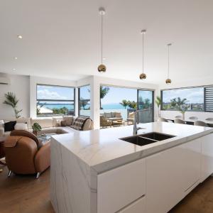 Beach bliss-Modern luxury holiday home at Kohimarama