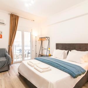New Modern Balcony Home 270m to Metropolitan Metro Hub