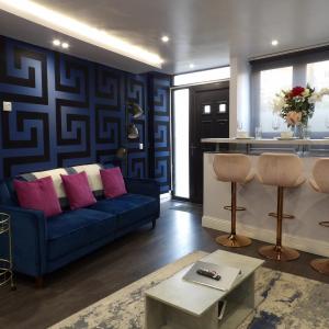City Convenience, Calm Comfort-- A Stylish One-Bedroom Retreat Just 3 Stops from the Heart of the City