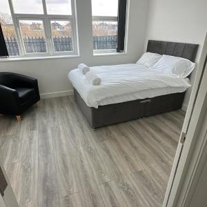 2 Bed Spacious Station House Apartment - Free Wifi, Parking & EV