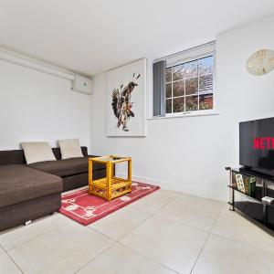 Bloom Court -Sleeps 6-Free Parking with Workspace & High-Speed WiFi