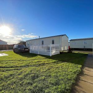 Cosy Family Caravan, Private Decking, Sleeps 6, Lyons Robin Hood