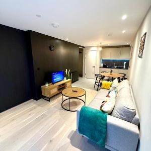 Elegant 2-Bed 2-Bath Apt in Manchester with Balcony