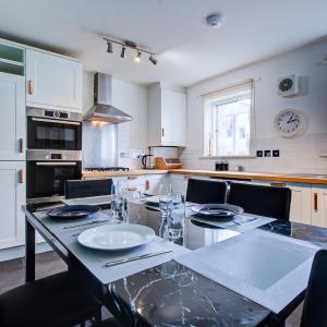 2 BR Flat Near Westfield, Hospital, Stadium & Uni