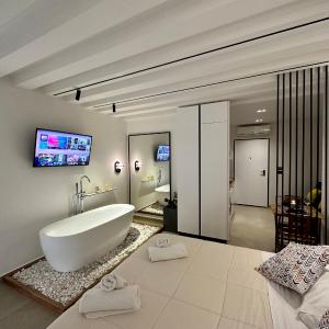 H Y P n O S E by Sea View Suites