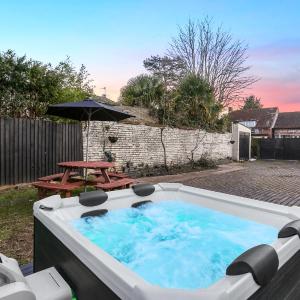 Hot Tub Stay Near Windsor & Legoland Sleeps 14