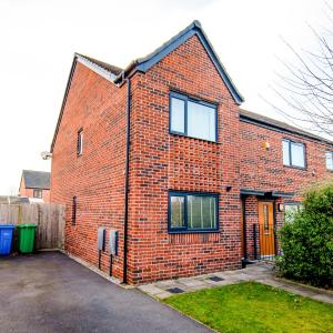 Manchester Cityside Deluxe Stay - 3 Bedroom House Great for Family with Free Parking & Garden