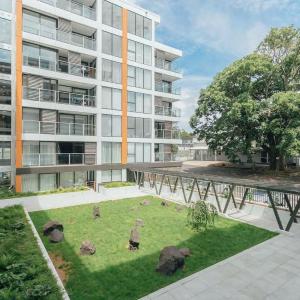 The Ivory, Epsom - Elegant & Modern 2-Bedroom Apartment