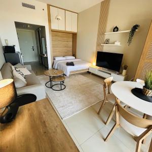 Seaview Sanctuary Studio, Coastal Living Al Hamra