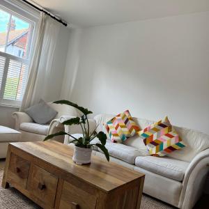 Marchwood House 4 bedroom sleeps 8 in the Village 10 mins walk to the beach