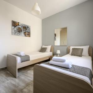 F11 Room 2, Private Room two single beds shared bathroom in shared Flat