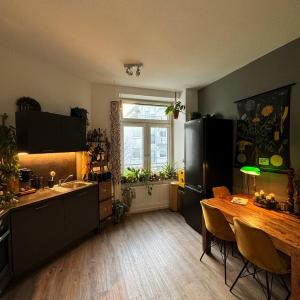 Gemütliche Schlafcouch im hellen Wohnzimmer zum Kurzaufenthalt