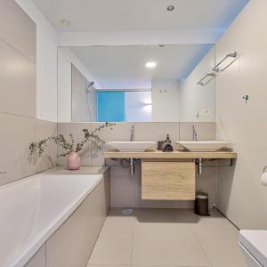 Luxurious 3-bed and 3 bathroom apartment - Reserva del Higueron