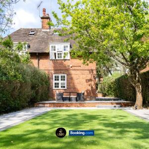 Amazing 3 Bedroom House By LS2G Short Lets & Serviced Accommodation Greater London With Free Parking