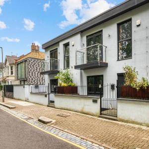 Unique Stylish Duplex 2BR 2BA Balcony