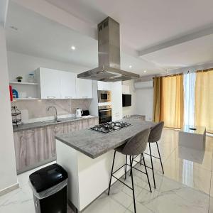Comfort 2BR Apartment near Beach & Café del Mar- By HostMT