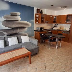 BOK - Central modern 2BR Apt w balcony, FREE INDOOR PARKING!